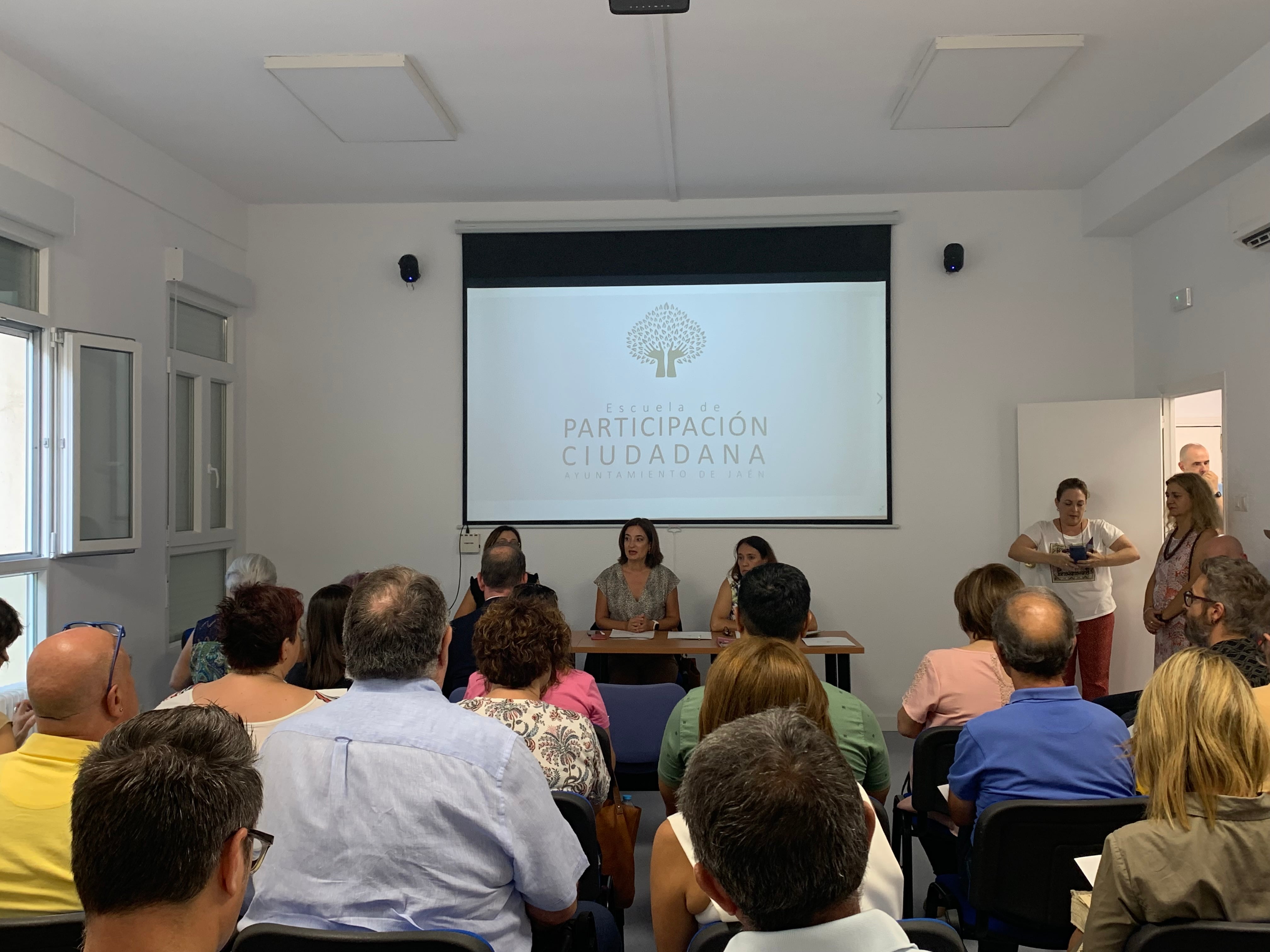 La concejala, Eva Funes, se dirige a los asistentes de la puesta en marcha de la Escuela de Participación Ciudadana.