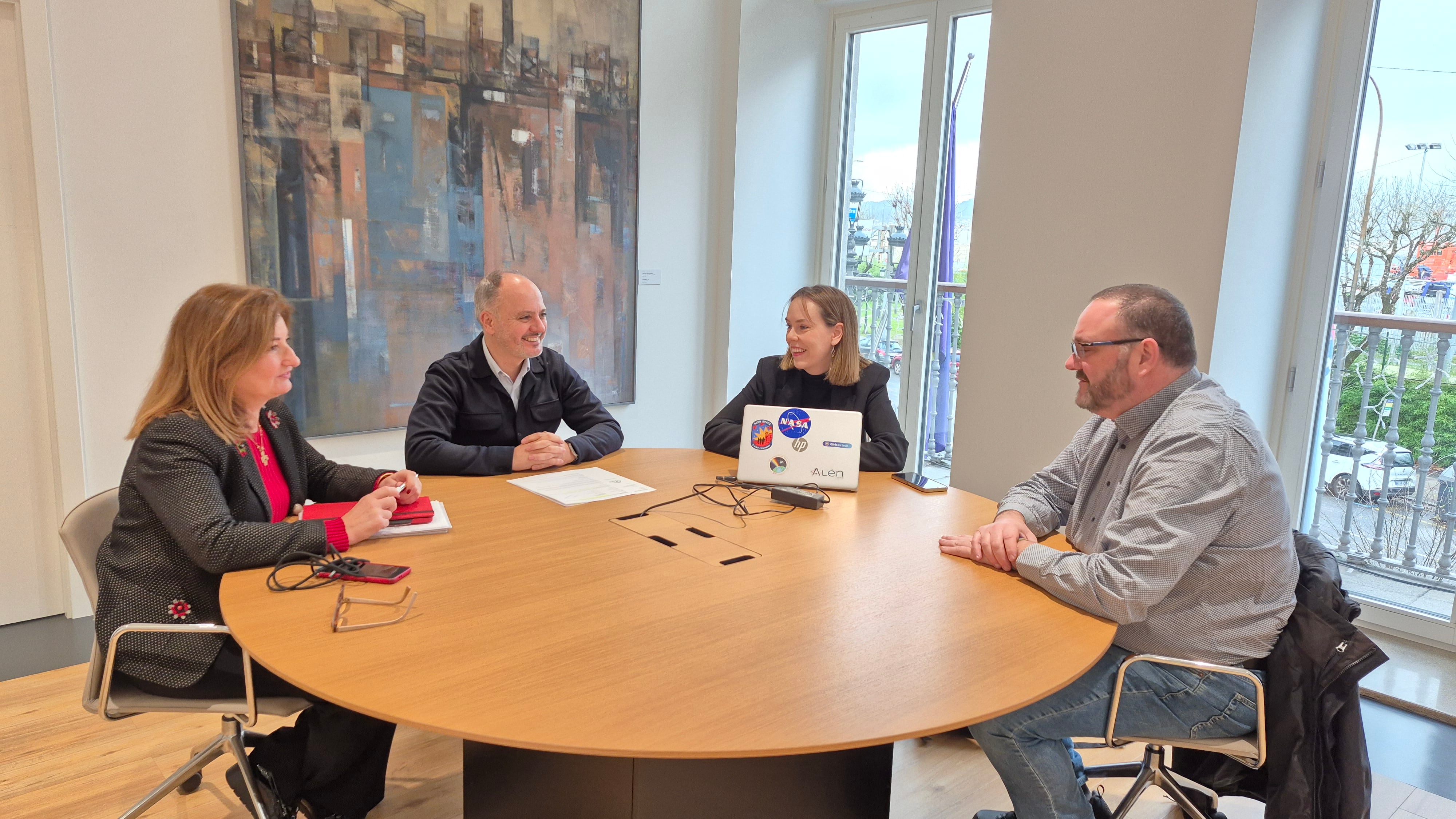 David Regades, delegado de Zona Franca de Vigo (segundo por la izquierda), junto a representantes de Alén Space