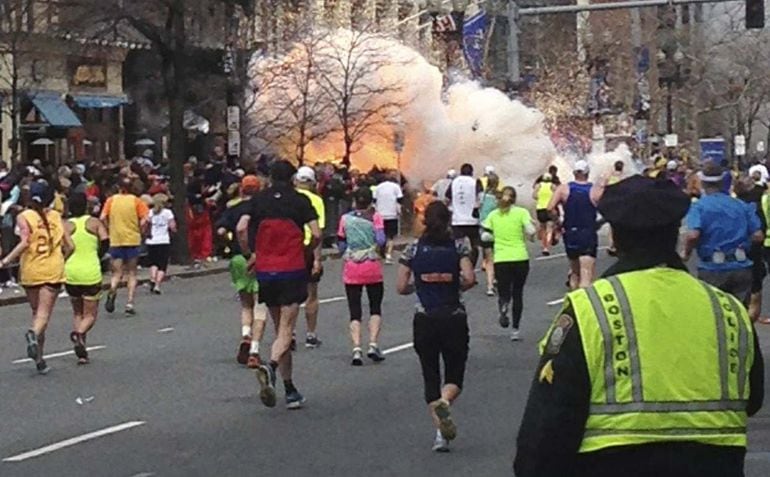 Imagen de la maratón después de la explosión en línea de meta