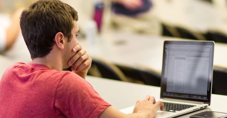 Un emprendedor trabaja con su ordenador en una oficina.