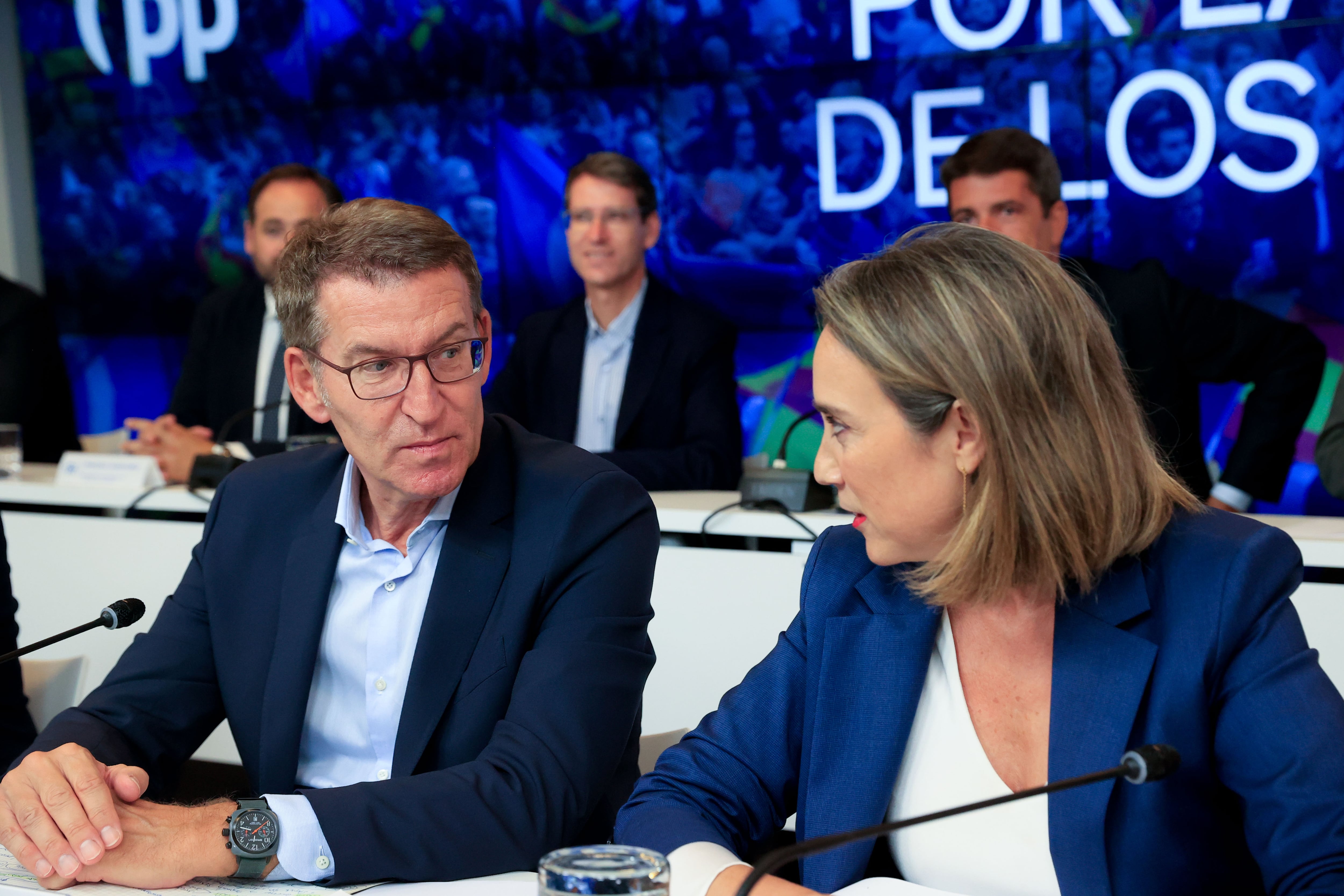 El presidente del PP Alberto Núñez Feijóo y la portavoz en el Congreso de los Diputados Cuca Gamarra, este lunes durante la reunión de Junta Directiva Nacional en Madrid.