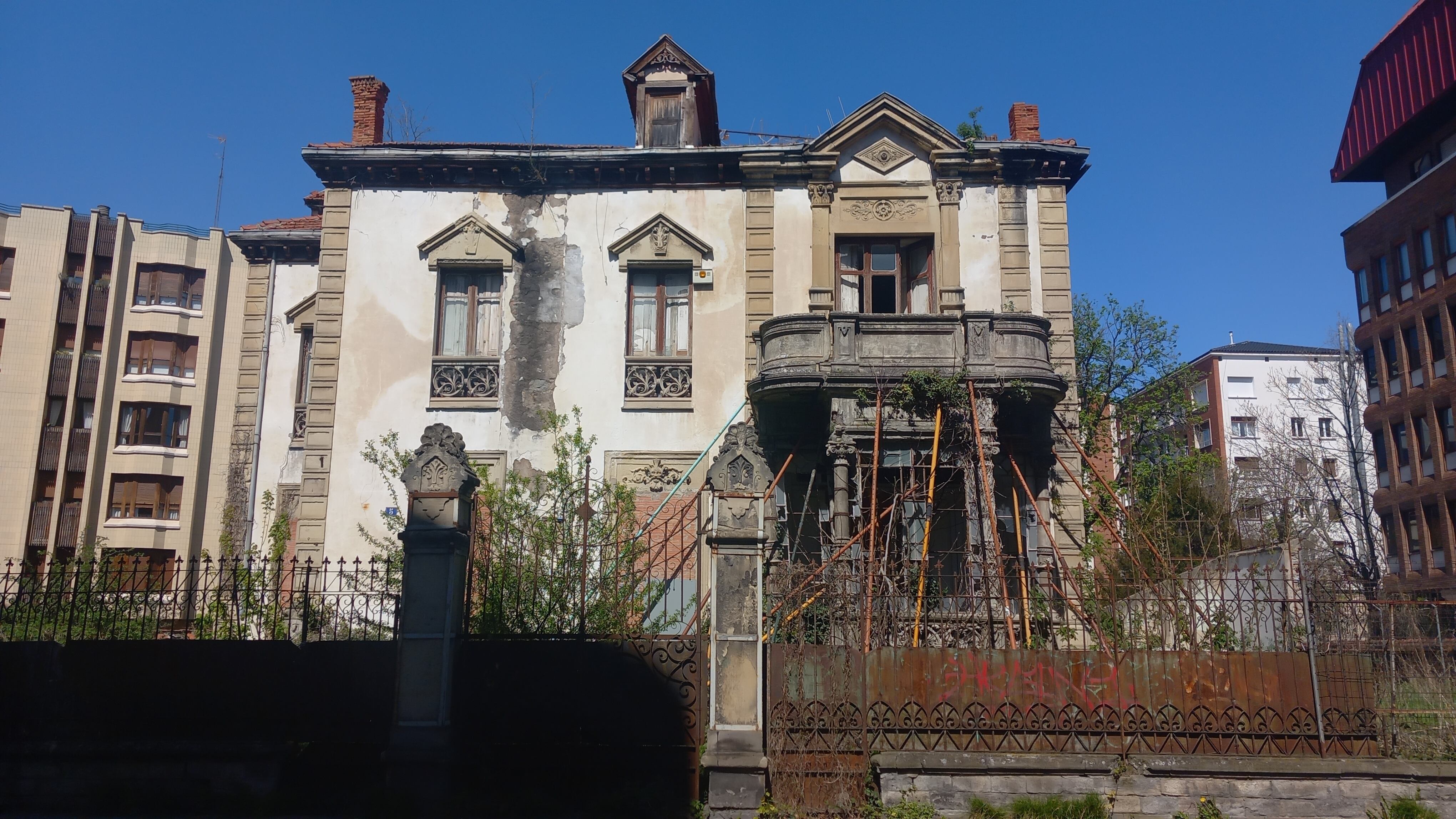 La Casa de los Alfaro está apuntalada y presenta un importante deterioro