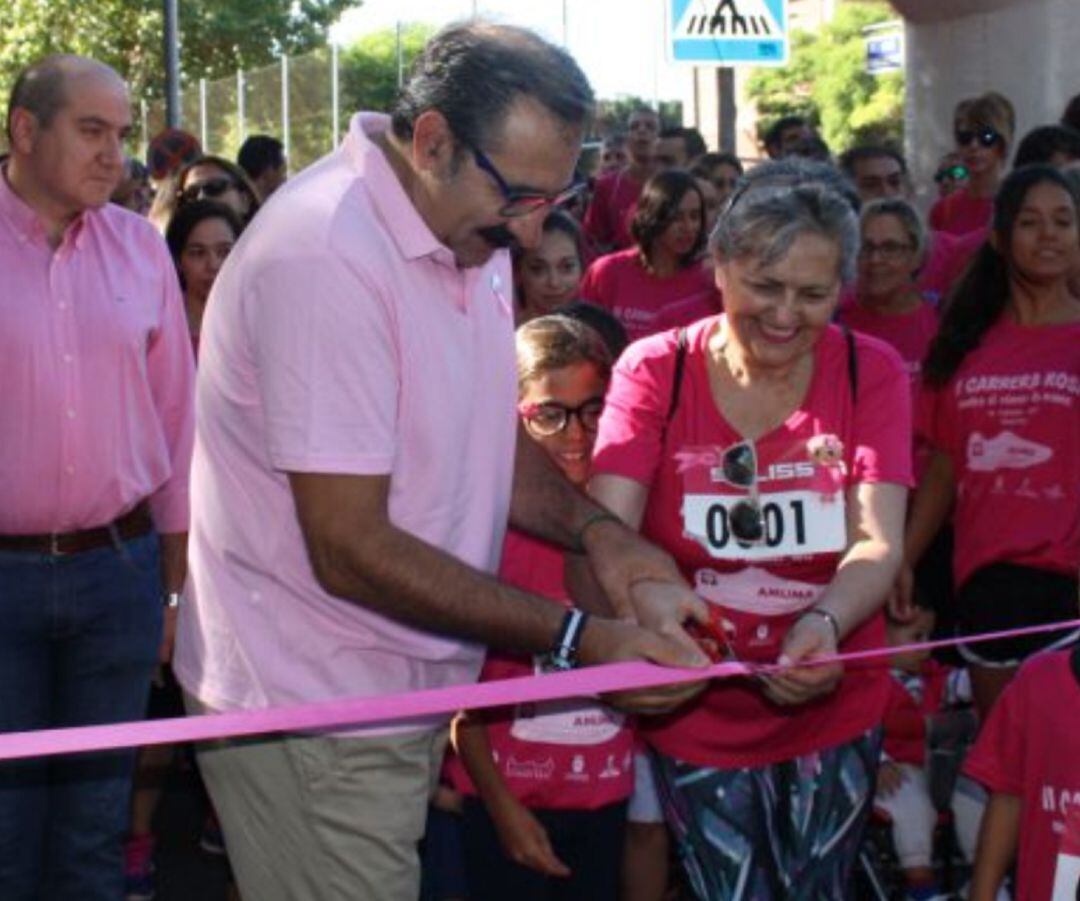 Teresa Espinosa en una imagen de archivo junto al consejero Jesús Fernández en la inauguración de la II Carrera Rosa organizada por AMUMA