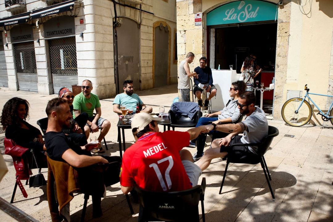 Clientes toman sus bebidas en un bar de la plaça de la Font de Tarragona, este lunes, primer día de la fase 1.