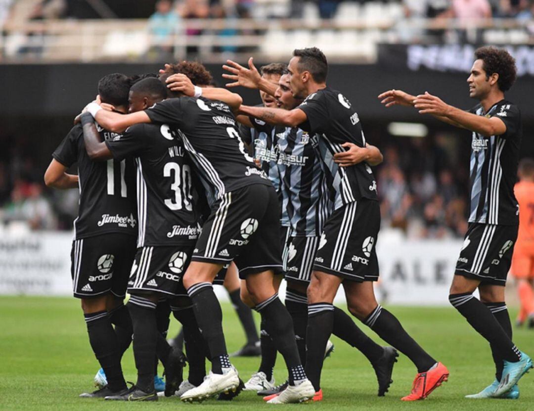 La plantilla del Cartagena celebrando un gol