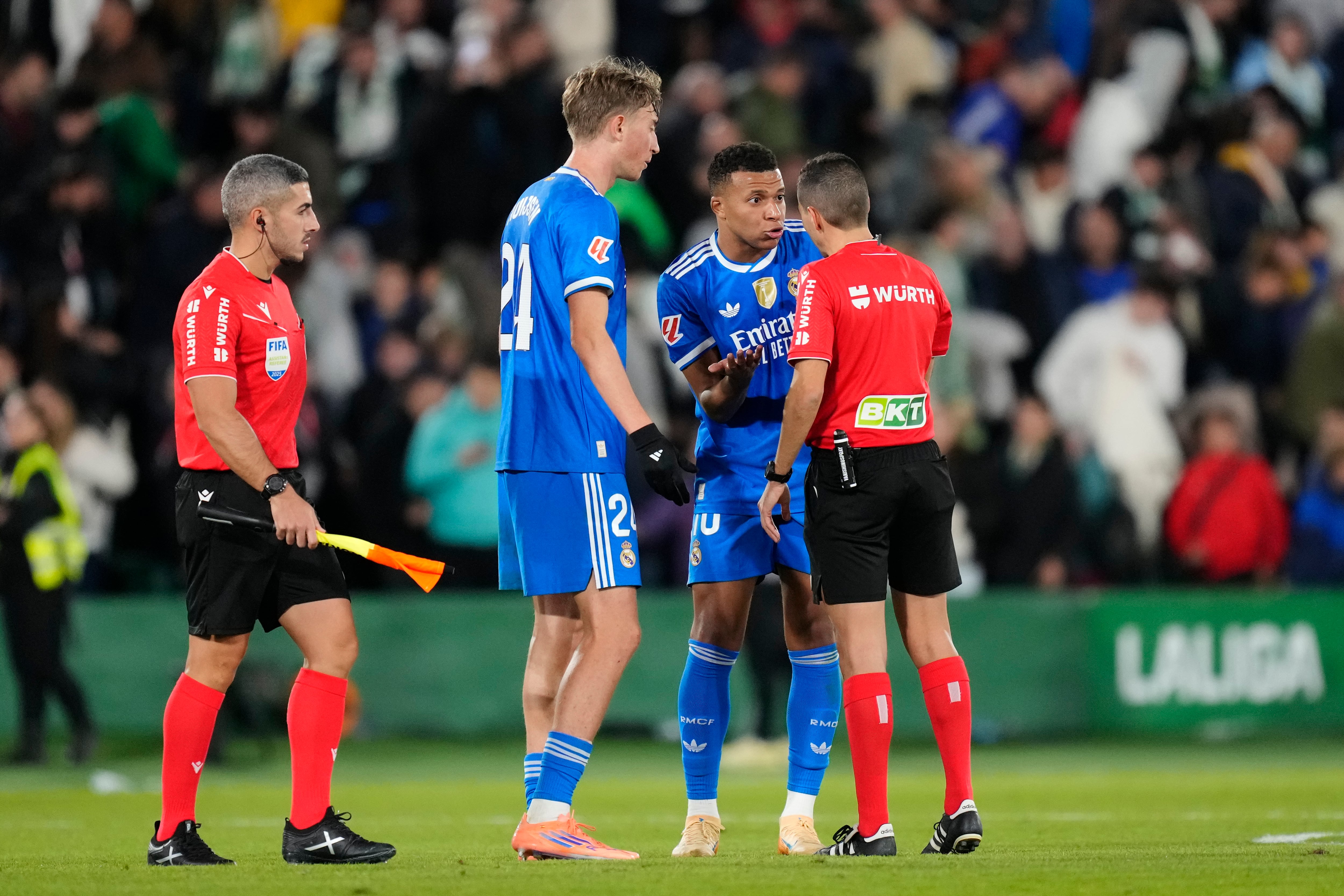 Kylian Mbappé protesta a Francisco Hernández tras el Elche-Real Madrid