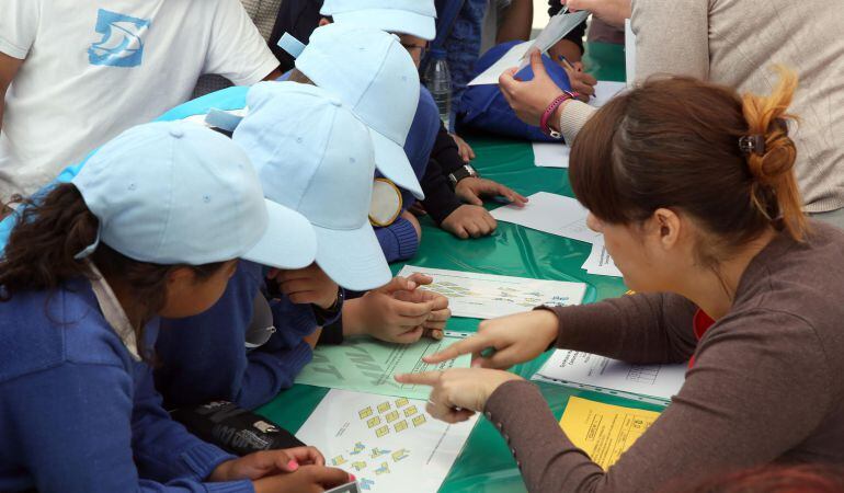 Un año más la Plaza Mayor acoge la Gymkhana Matemática que demuestra lo divertido de jugar con los números tanto a grandes como a pequeños