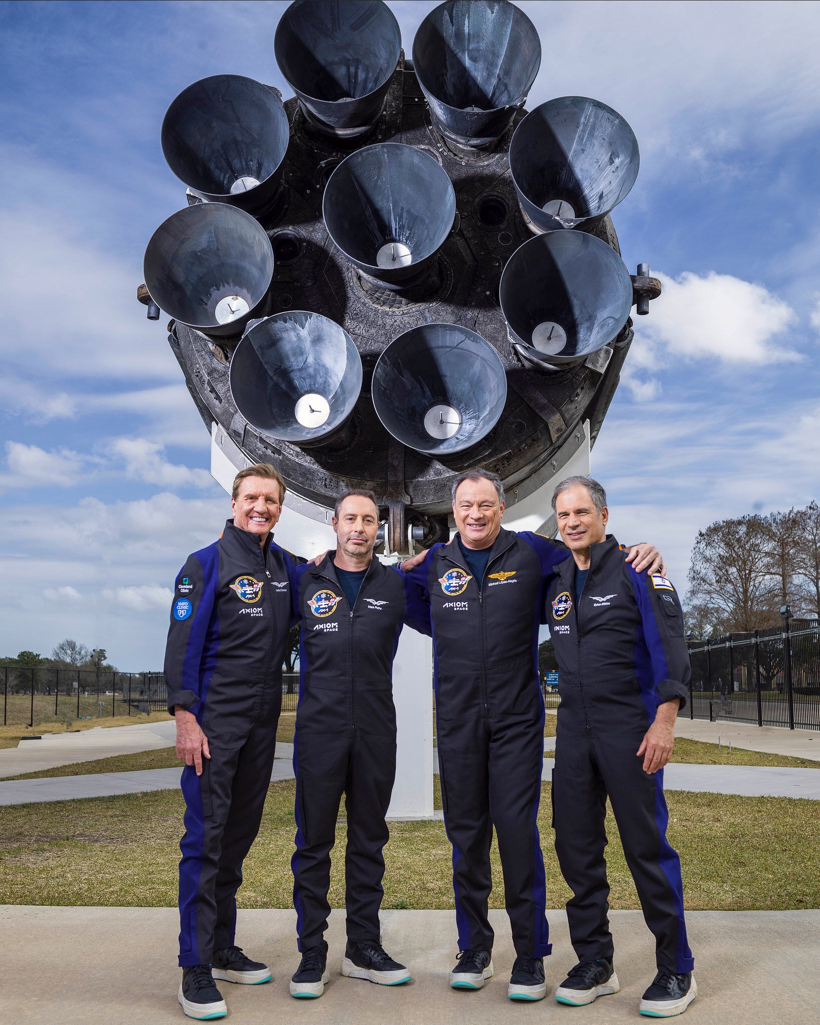 Fotografía cedida por Axiom Space donde aparece la tripulación de la Misión Axiom 1 (Ax-1) que viajará en una nave espacial de SpaceX a la Estación Espacial Internacional, (i-d) el piloto Larry Connor; el especialista, Mark Pathy; el comandante, Miguel López-Alegría, y el especialista, Eytan Stibbe. 