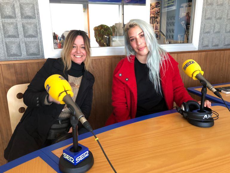 Dos de las integrantes de Windrose, en los estudios de Radio Ibiza SER