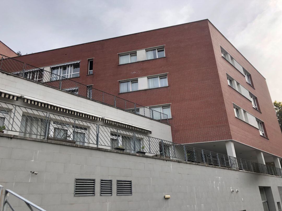 Fachada de la residencia Abeletxe de Ermua, que ha registrado un alto índice de mortalidad en la actual pandemia 