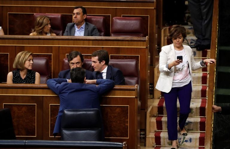 Casado conversa con los diputados Rafael Hernando y María Dolores de Cospedal. A la derecha, Soraya Saénz de Santamaria.