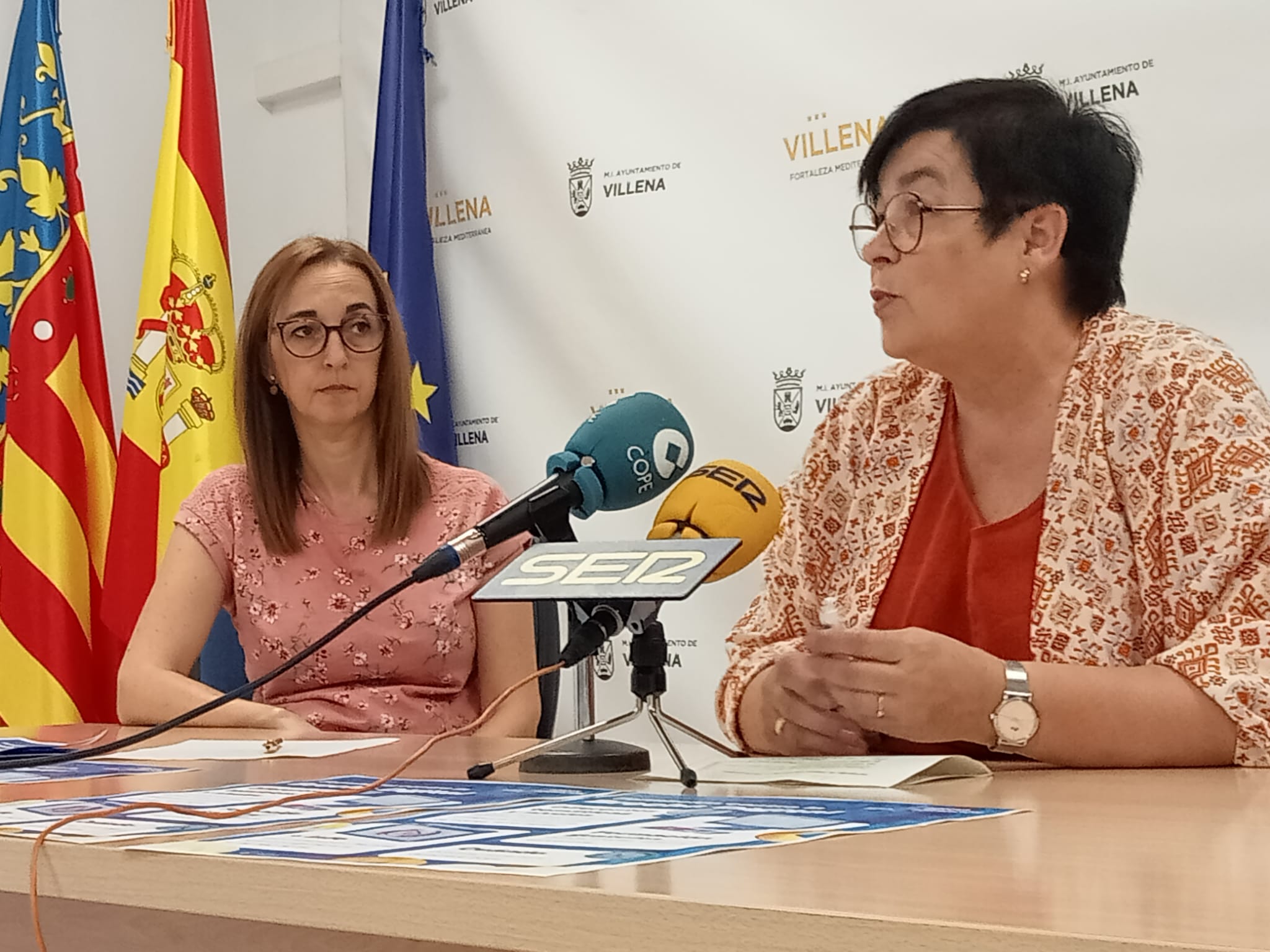 Paula García y Virtu Muñoz en la presentación de los cursos