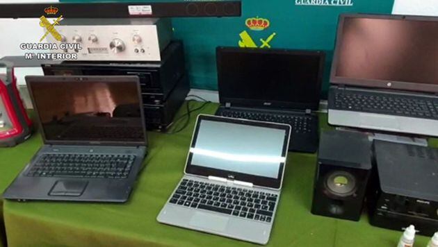 Combo de fotografías facilitadas por la Guardia Civil que ha desarticulado a un grupo de delincuentes, que presuntamente ha protagonizado más de 150 robos con fuerza en ayuntamientos, edificios municipales, polideportivos, colegios y farmacias en trece provincias