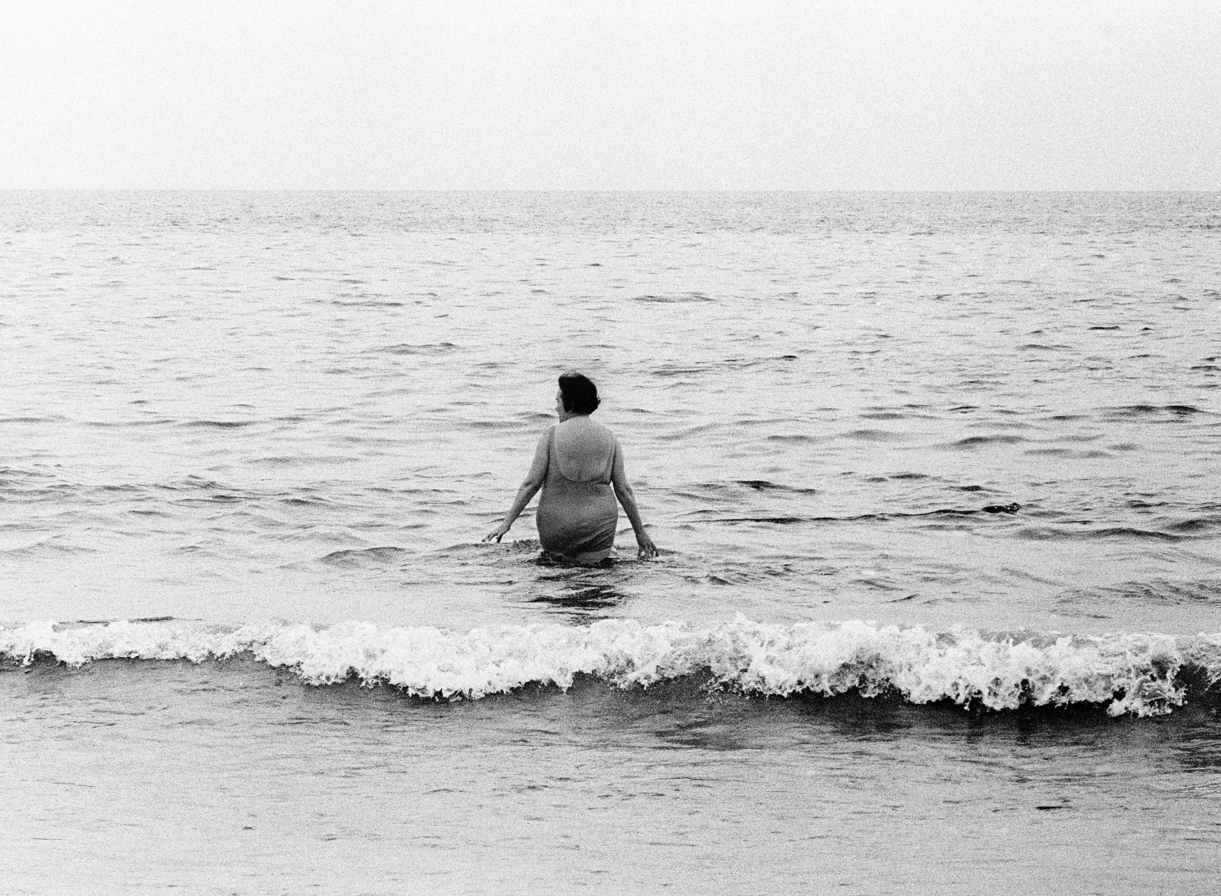 Entrando al mar. Sitges, 1966 del Archivo Colita.