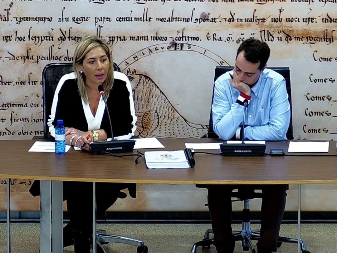 La concejala de Hacienda del Ayuntamiento de Benavente, Patricia Martín, junto al alcalde Luciano Huega en la presentación del proyecto de presupuesto municipal de 2019 