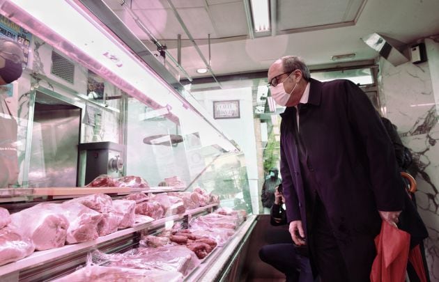 El candidato del PSOE a la Presidencia de la Comunidad de Madrid, Ángel Gabilondo, durante su visita a un establecimiento en Arganda del Rey