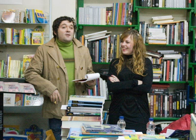 Sergio Algora y Aloma Rodríguez en la librería Antígona en octubre de 2007.