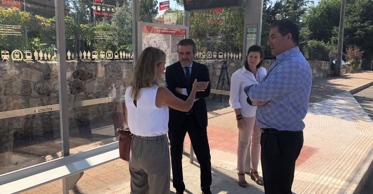 Antonio López Porto, viceconsejero de Transportes, en una de las marquesinas de La Cabrera