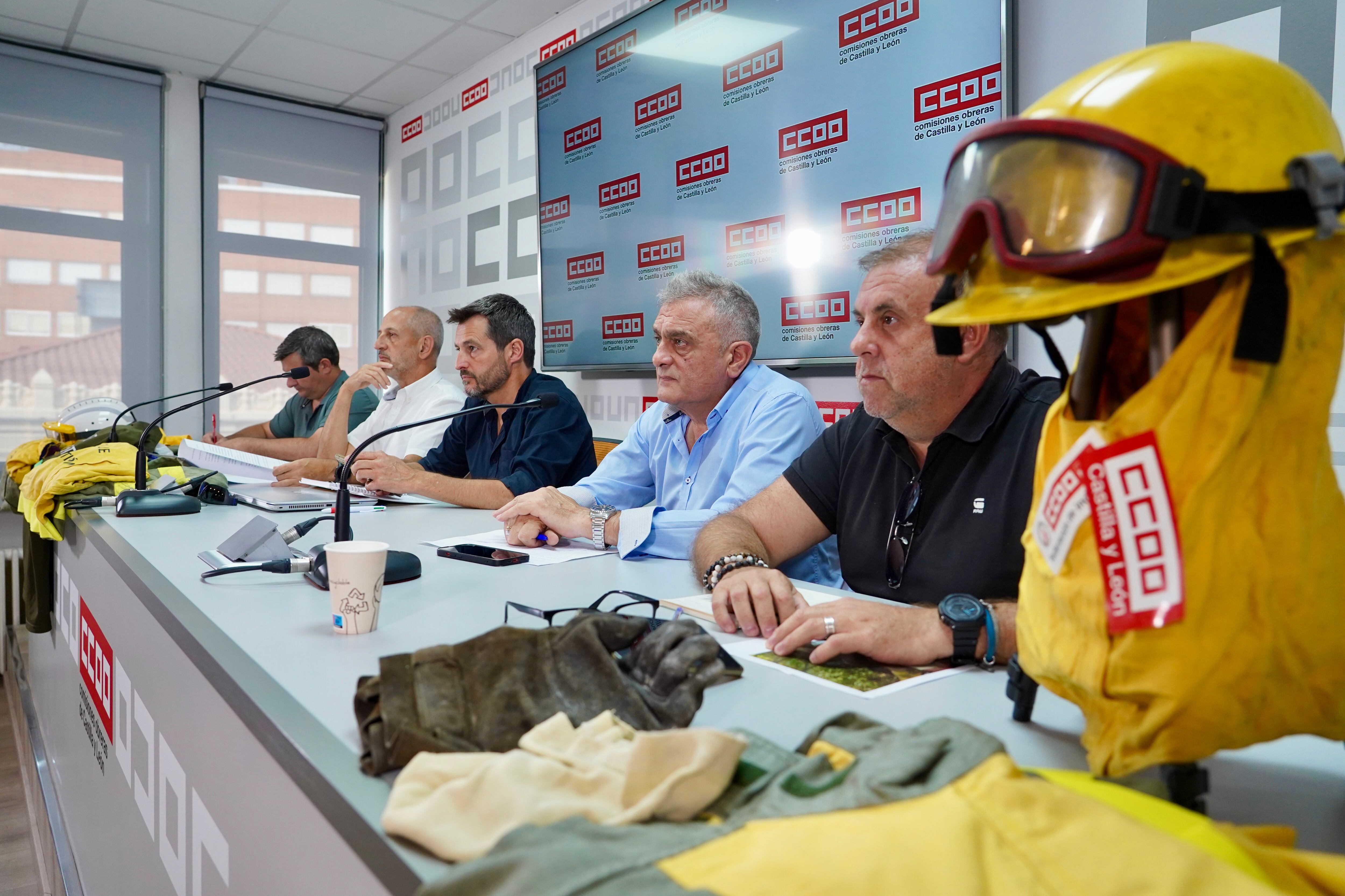 El coordinador del sector autonómico de la Federación de Servicios a la Ciudadanía de CCOO, Juan Carlos Hernández; el responsable de Medioambiente del sindicato, José Ramón Jiménez; el delegado de CCOO y miembro del operativo de incendios Abel Fernández; el secretario general de la Federación de Industria de CCOO CyL, Miguel Ángel Brezmes; y el secretario de Negociación Colectiva, Salud Laboral y Medio Ambiente de la Federación de Hábitat de CCOO CyL, Óscar Ferrero, atienden a los medios de comunicación en rueda de prensa.