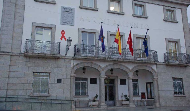 La fachada de la Casa Consistorial y otros edificios municipales lucen su lazo rojo en el Día Mundial contral el SIDA