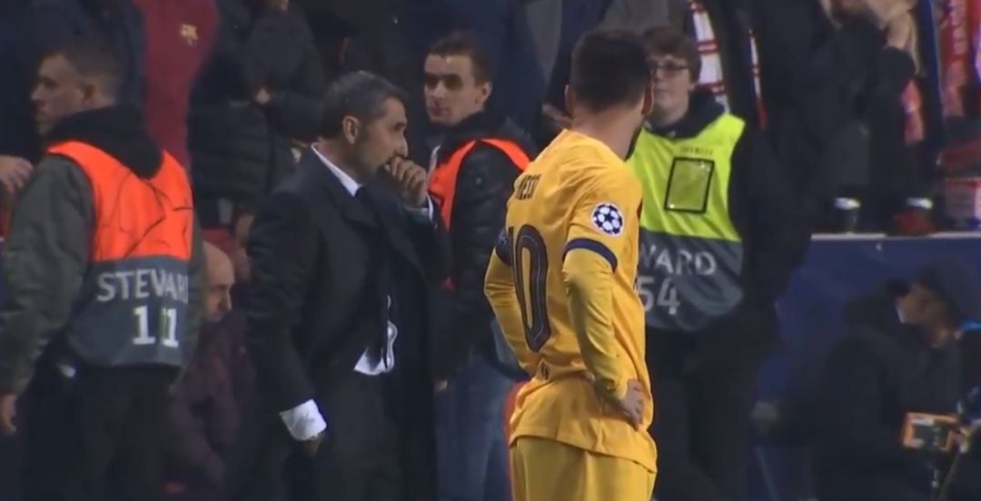 Lionel Messi observa a Ernesto Valverde en Praga