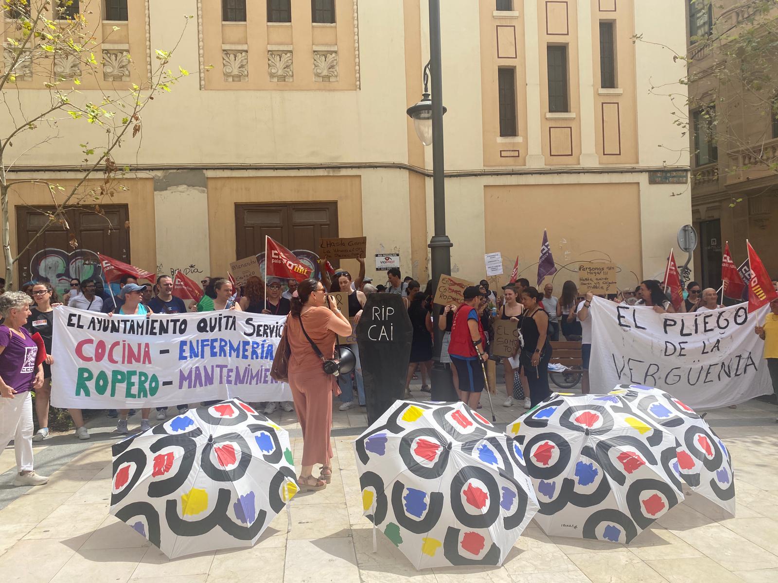 Concentración de los trabajadores del CAI de Alicante frente a la Concejalía de Bienestar Social