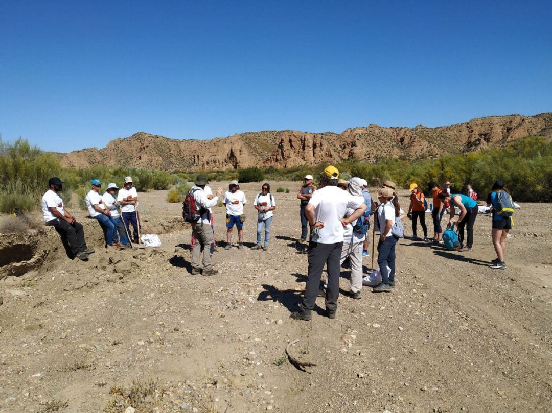 Recogida de basura en el entorno del Geoparque de Granada