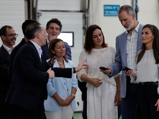 BURELA (LUGO), 17/06/2025.- La reina Letizia (d) y el rey Felipe VI (2d) participan en la subasta de la lonja de Burela (Lugo) acompañados por la alcaldesa de la localidad, Carmela López, durante su visita para interesarse de primera mano por la realidad del sector pesquero de A Mariña lucense. En Galicia se denomina "redeiras" a las mujeres que reparan las redes de pesca. EFE/ Lavandeira Jr.