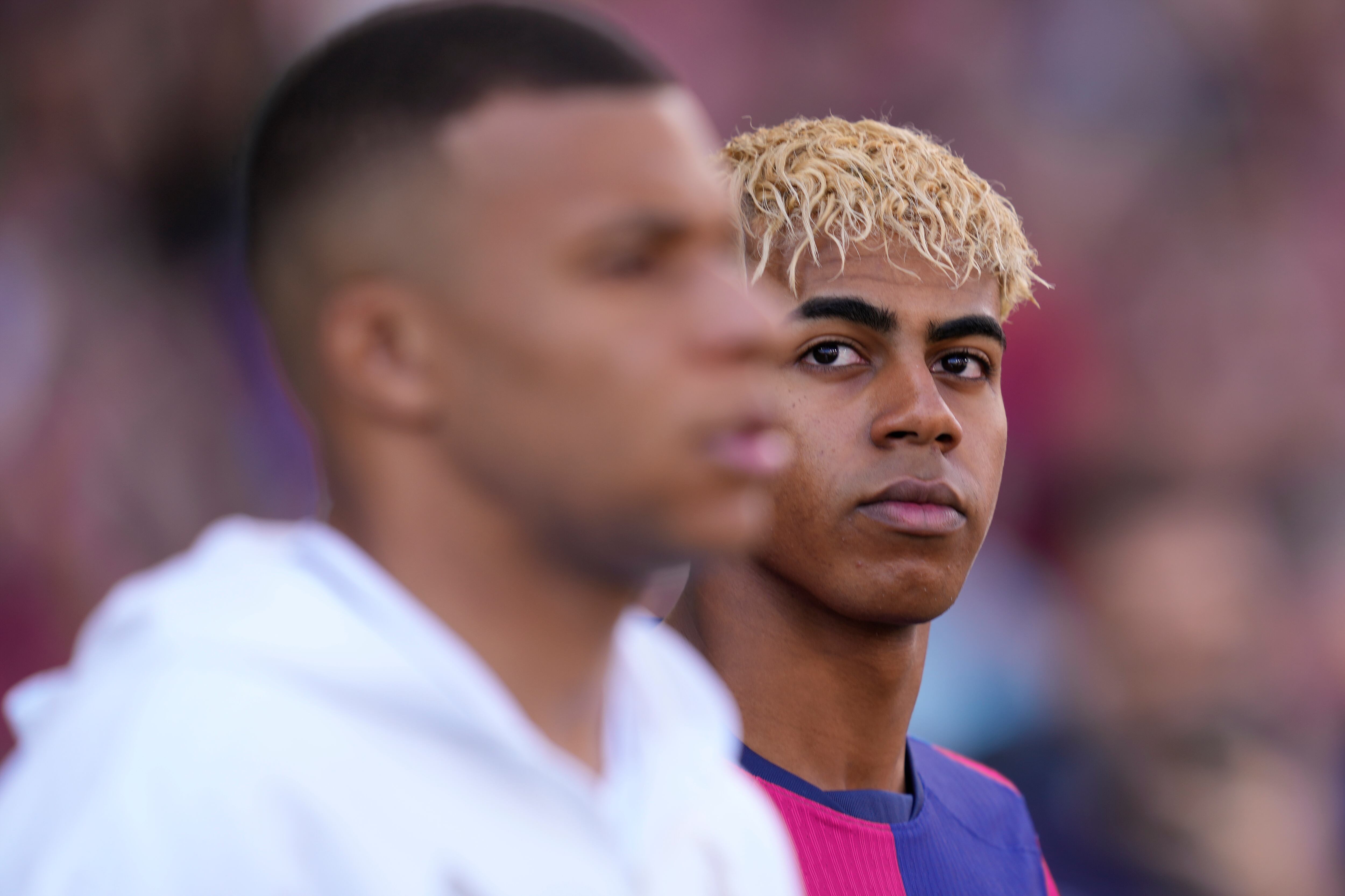 Lamine Yamal mira a Kylian Mbappé