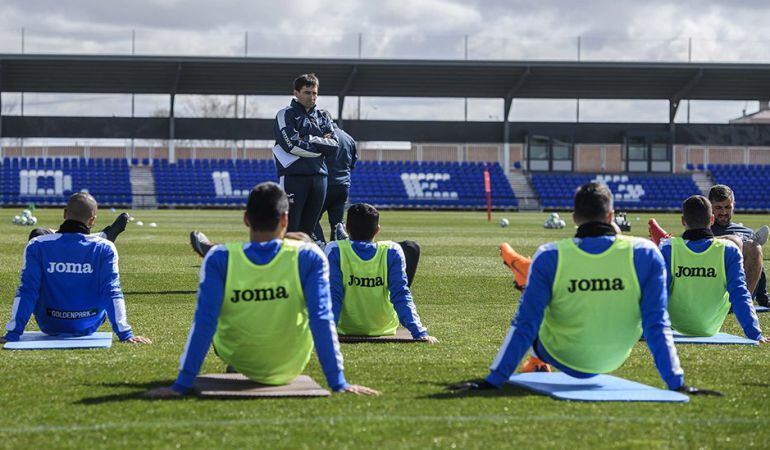 Asier Garitano (c) dirige una sesión de entrenamiento en las Instalaciones Deportivas de Butarque.