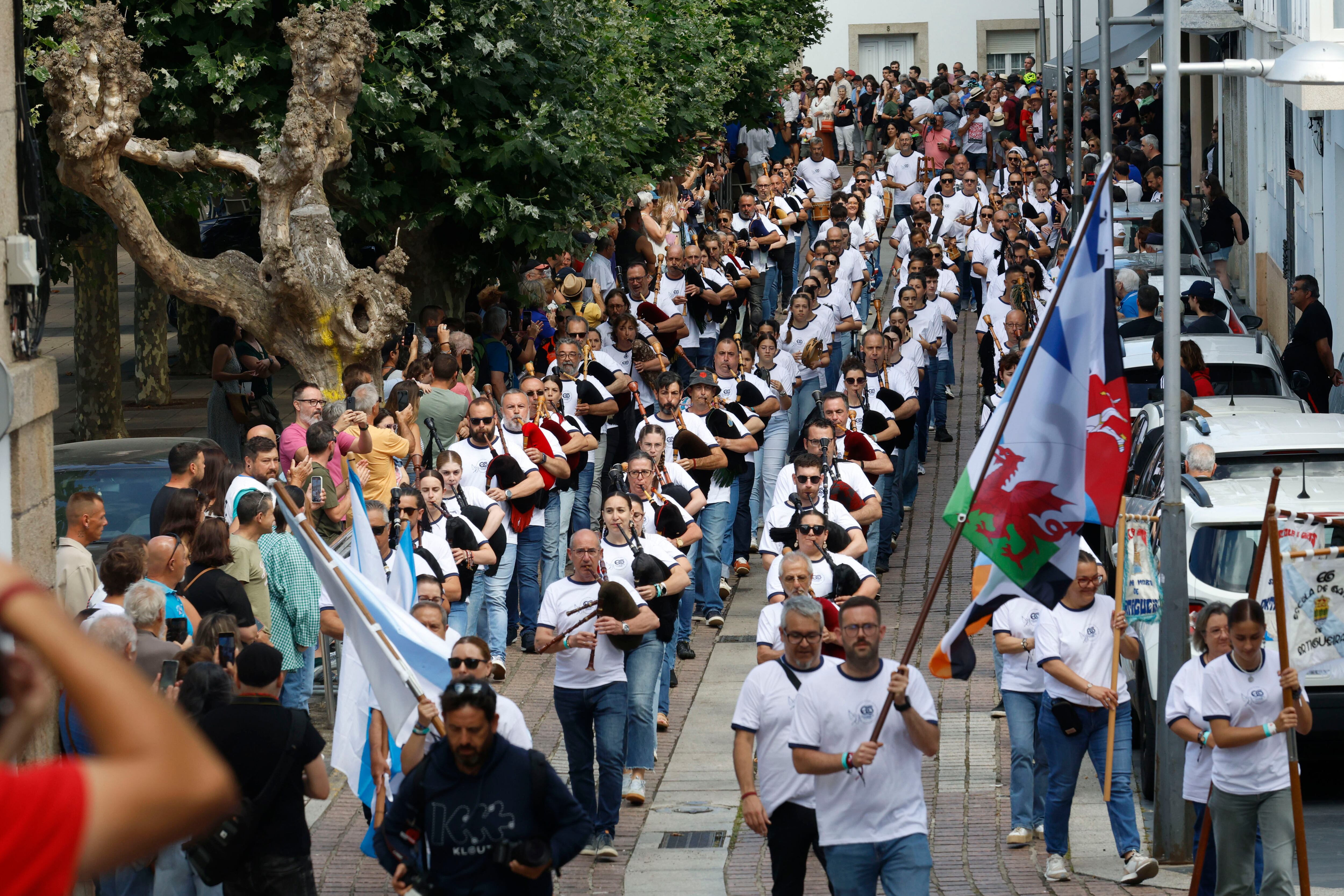 El Desfile das Nacións Celtas ha recorrido este domingo Ortigueira, que afronta la jornada final de su Festival Internacional do Mundo Celta (foto: Kiko Delgado / EFE)