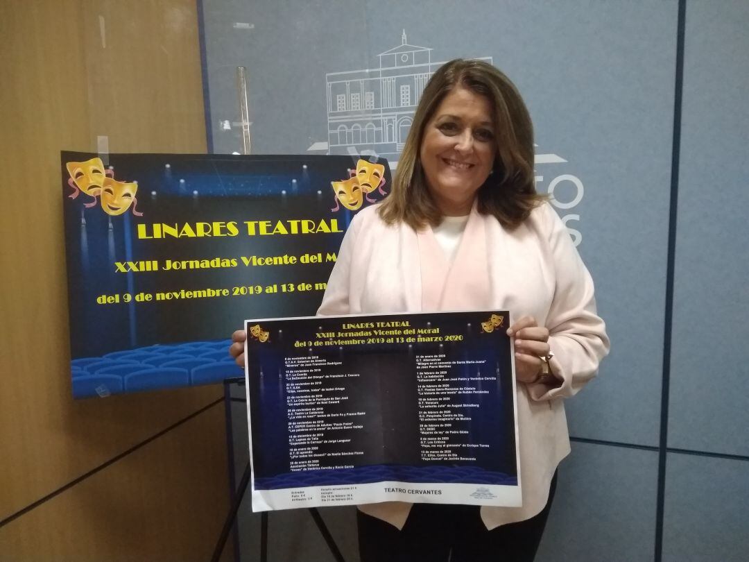 La concejala de Cultura, Ángeles Isac, presenta la programación del ciclo &quot;Linares Teatral&quot;.