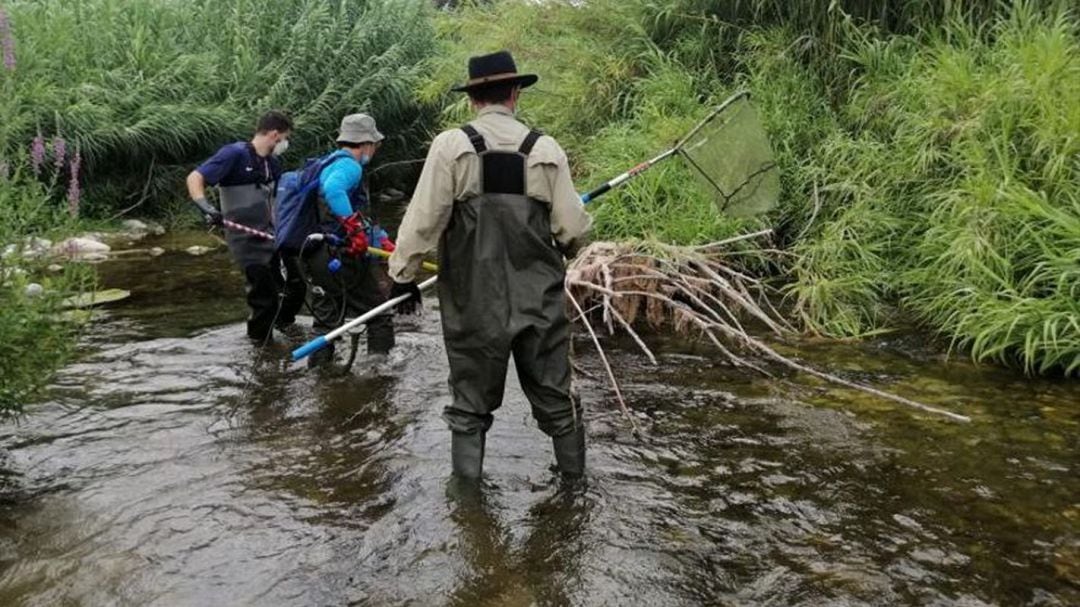 Toma de muestras para realizar el estudio del agua del Serpis 