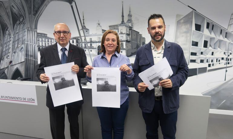 El presidente de la Asocaición leonesa de la Caridad, la concejala de Bienestar social y el fotógrafo Álvaro Ayarza presentan la iniciativa solidaria