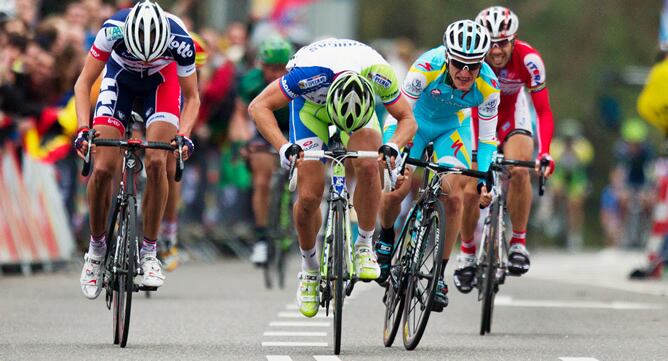 El español Óscar Freire (derecha) terminó la carrera en la cuarta posición.