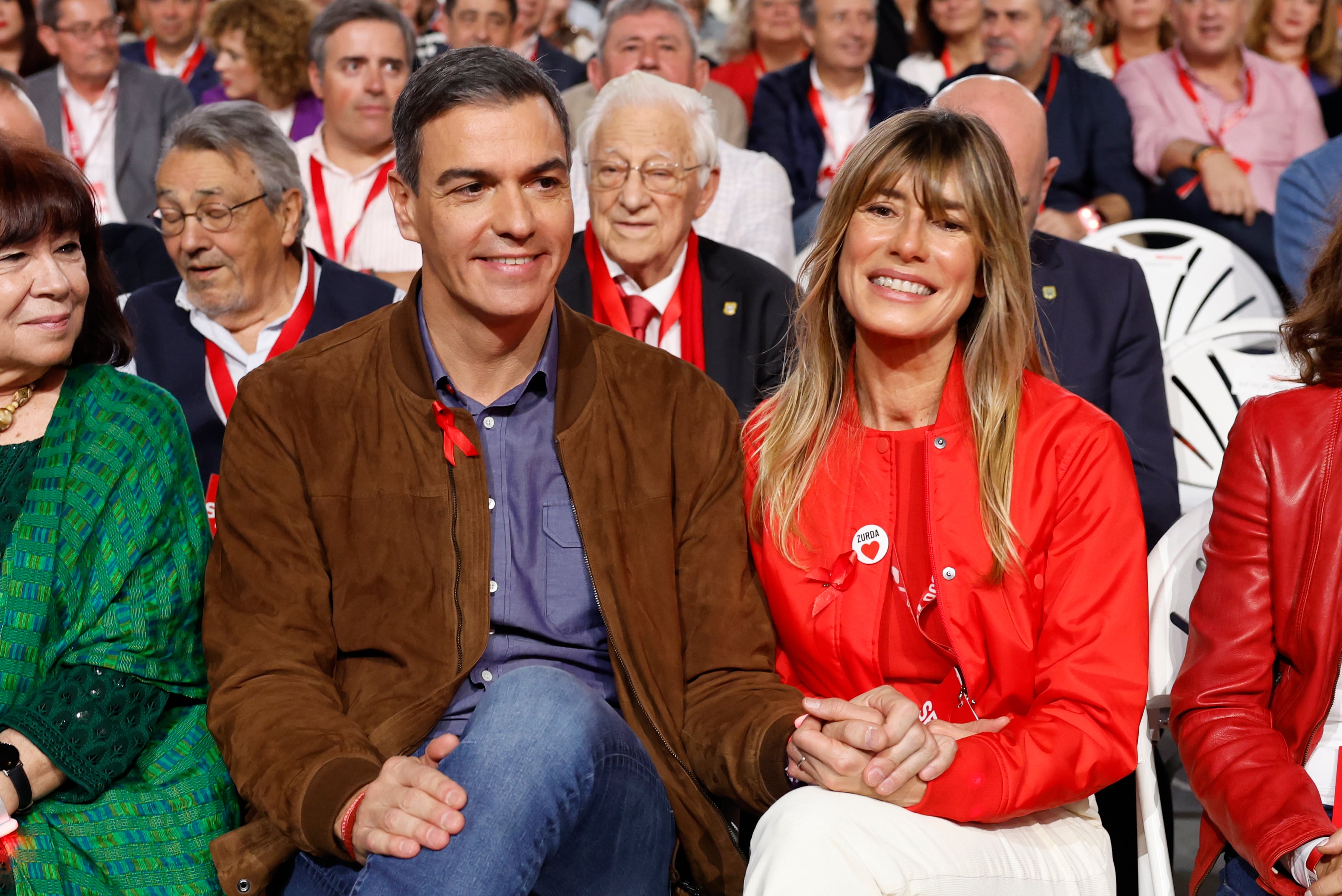 El presidente del Gobierno, Pedro Sánchez (c), su mujer Begoña Gómez (d) y la presidenta del PSOE, Cristina Narbona (i) durante el 41 Congreso Federal del PSOE reunido en Sevilla