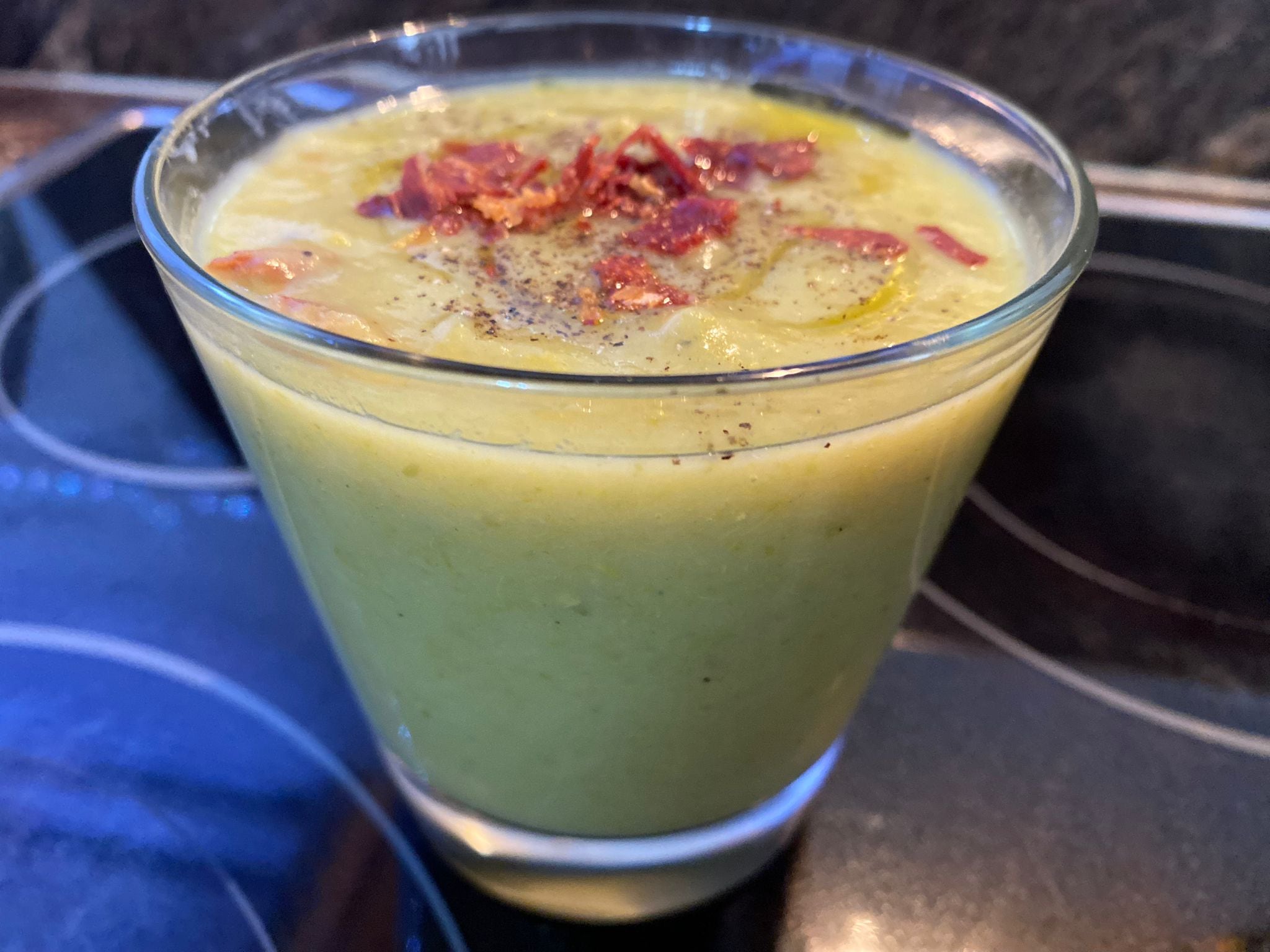 Crema de espárragos y crujiente de jamón.