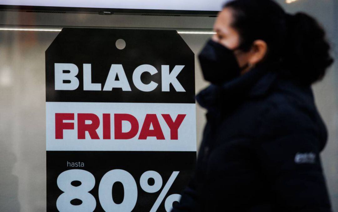 Una mujer pasea por delante de un comercio