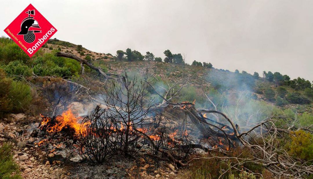Imagen del pequeño incendio que se ha producido esta mañana en la zona de Serelles por un rayo en una tormenta seca