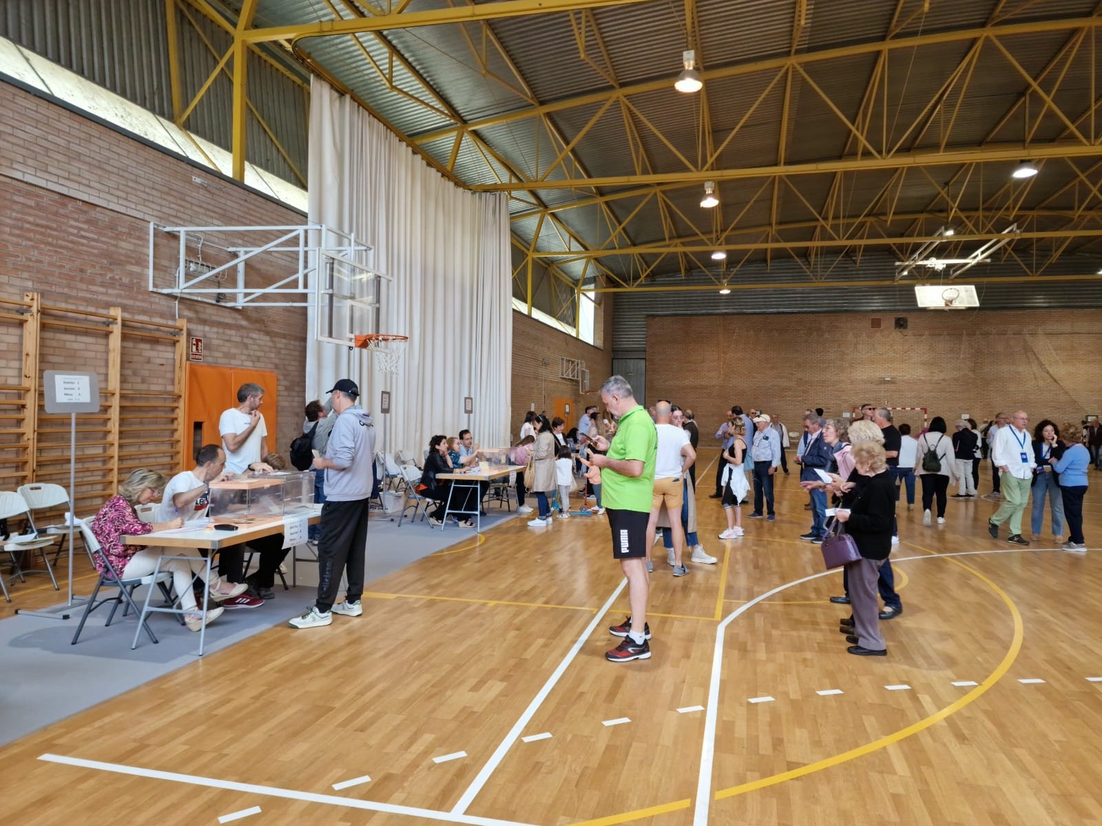 Jornada electoral en Huesca en el colegio Pedro J. Rubio