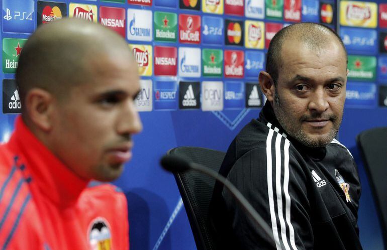 GRA247 PATERNA (VALENCIA), 19/10/2015.- El técnico portugués del Valencia CF, Nuno Espirito Santo, y el jugador agelino Sofian Feghouli, durante la rueda de prensa que ha tenido lugar este tarde en la ciudad deportiva del club, previa al partido de Liga de Campeones que les enfrentará mañana a los belgas del Gante. EFE/Manuel Bruque