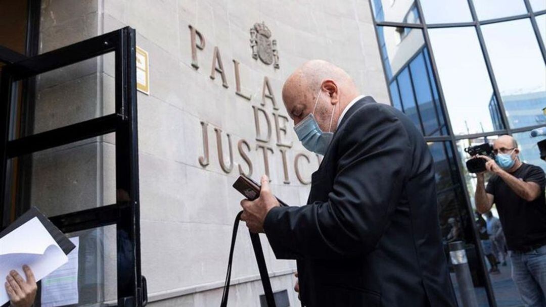 Miguel Concepción, frente al Palacio de Justicia.