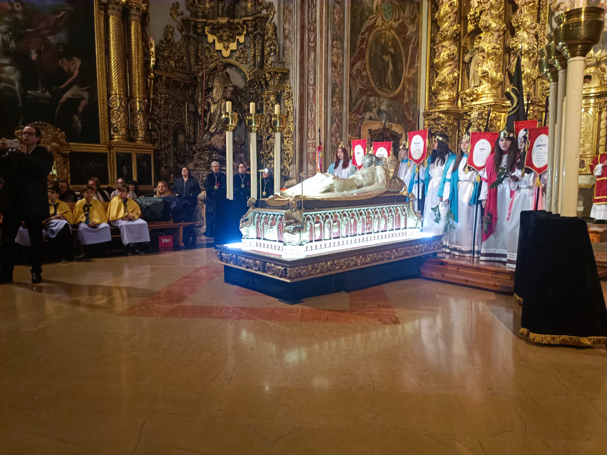 El Cristo Yacente, con las sibilas, autoridades civiles y religiosas, y miembros de las cofradías