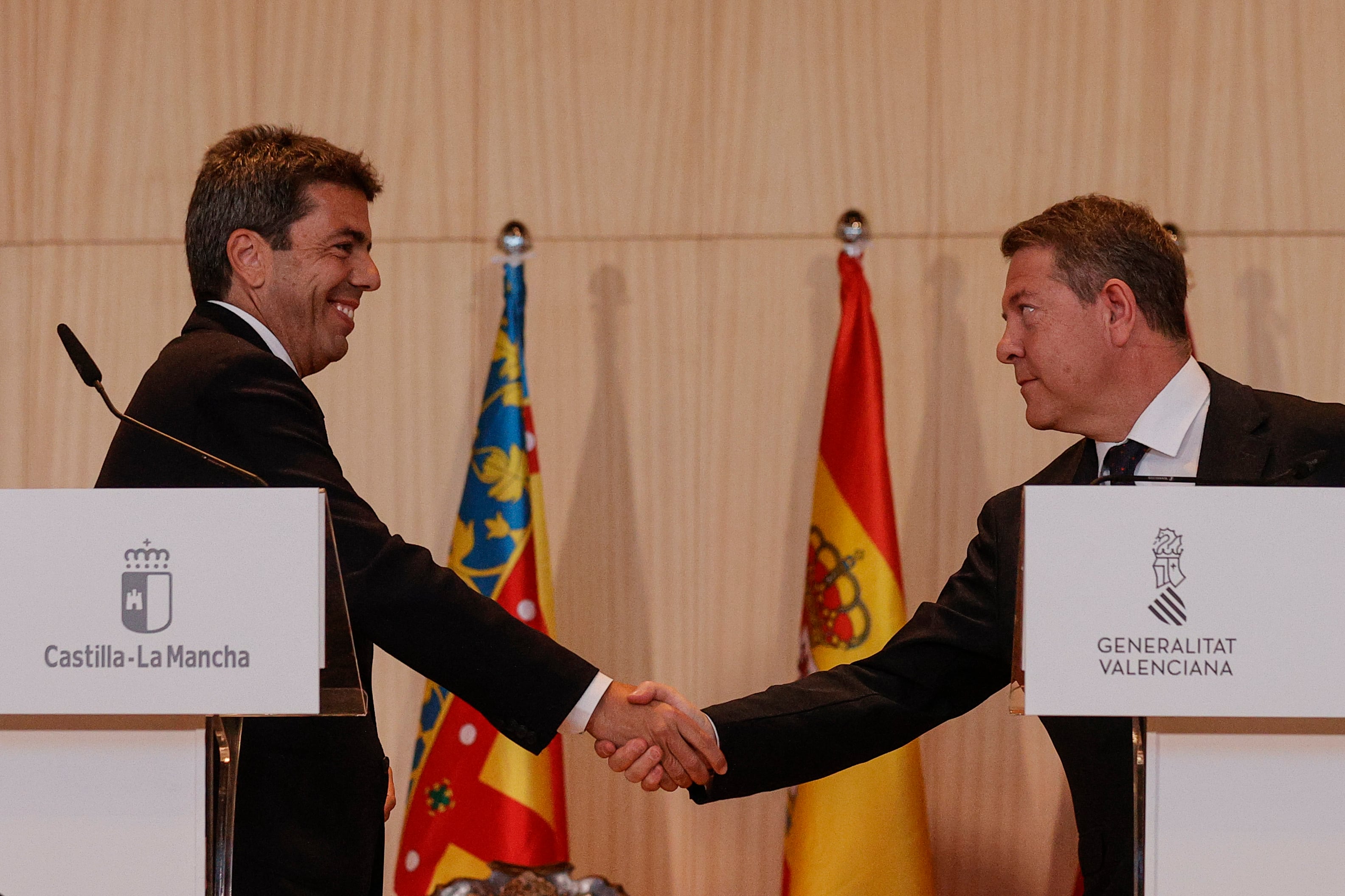 El president de la Generalitat Valenciana, Carlos Mazón (izqda), y el presidente de Castilla-La Mancha, Emiliano García-Page, se saludan tras firmar un convenio de colaboración y un protocolo de intenciones para garantizar una atención sanitaria de calidad en zonas limítrofes entre ambas autonomías. EFE/Manuel Bruque