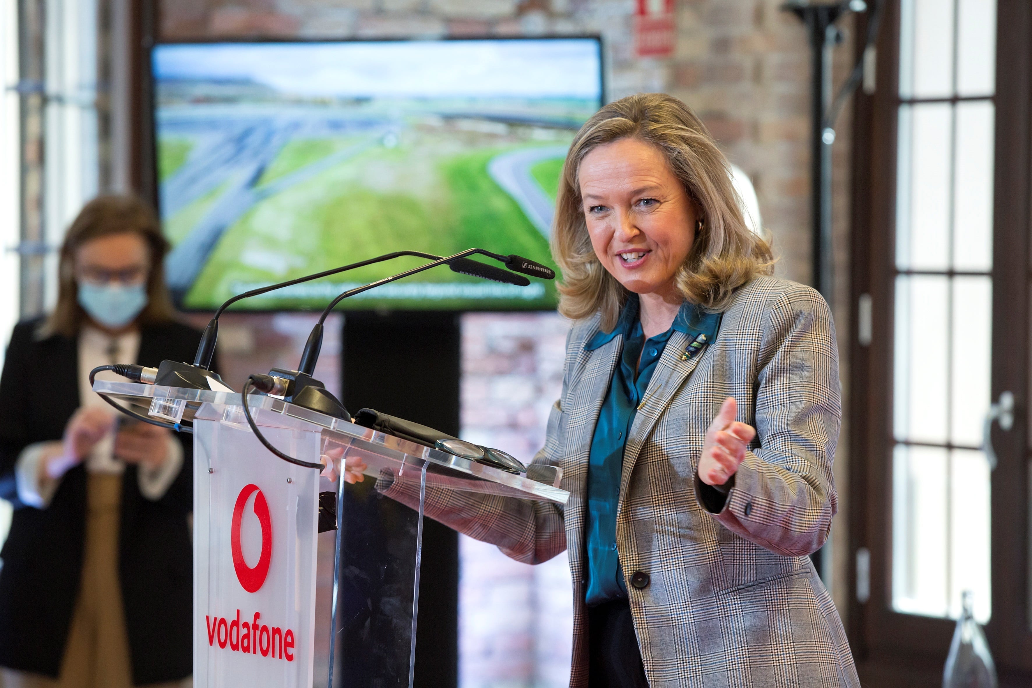 GRAFAND5594. MÁLAGA, 31/01/2022.- La vicepresidenta primera del Gobierno y ministra de Asuntos Económicos y Transformación Digital, Nadia Calviño durante su intervención tras su visita a las instalaciones del Centro Europeo de Excelencia de Vodafone. EFE/Daniel Pérez
