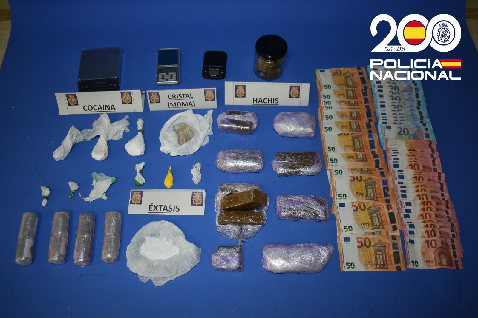 En el registro del domicilio, la Policía Nacional encontró un kilogramo más de hachís junto a sustancias sintéticas, además de una báscula de precisión y 2.000 euros en efectivo