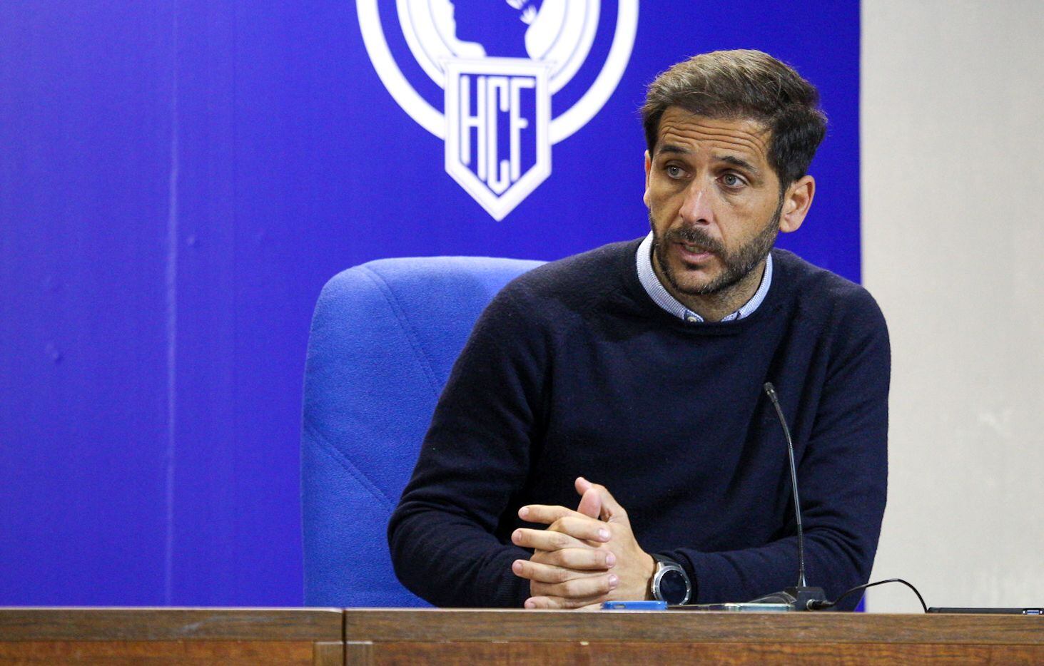 Sergio Mora, entrenador del Hércules CF, frente a Puertollano