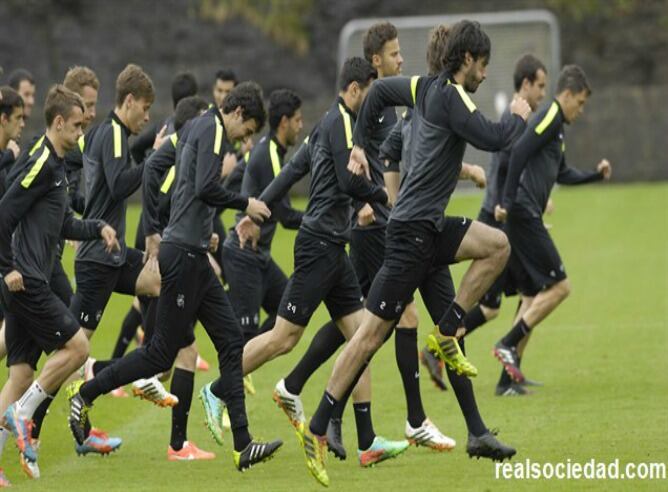 Los jugadores de la Real Sociedad durante un entrenamiento