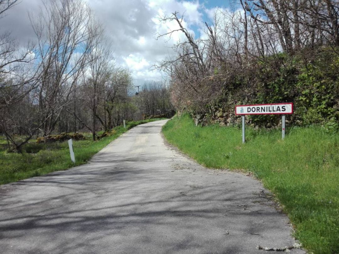 Entrada a la localidad de Dornillas, anejo de Manzanal de Arriba, en la que viven 8 habitantes