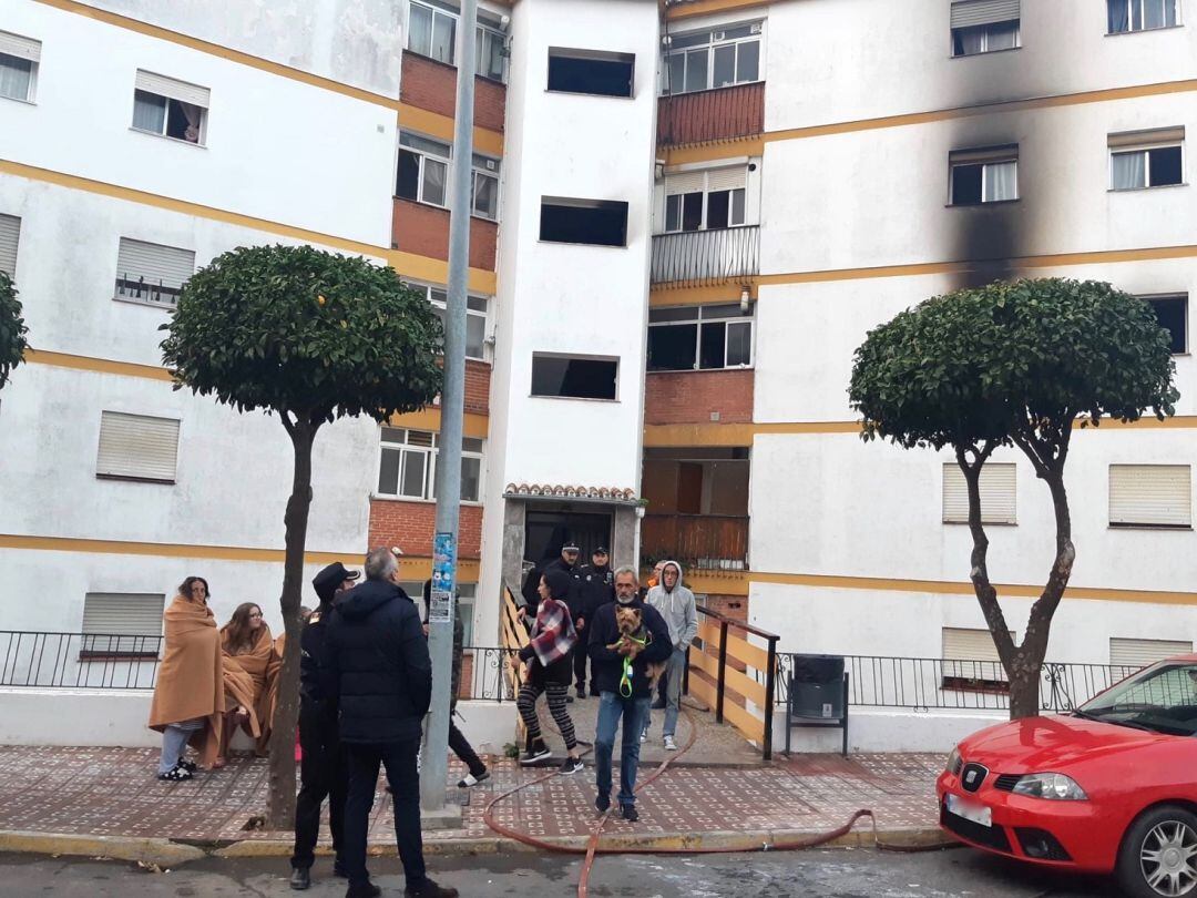 Desalojo del bloque de pisos donde se originó el incendio